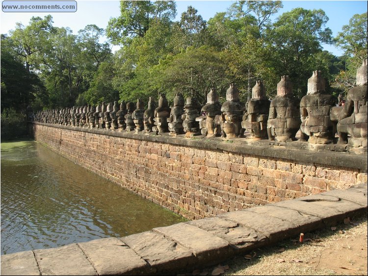 Angkor Thom bridge 2e.jpg