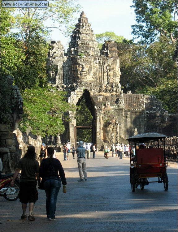 Angkor Thom gate 1.jpg