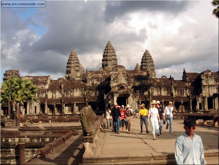 Angkor Wat bridge.JPG