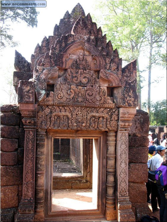 Citadel of Women Banteay Srei 1.jpg