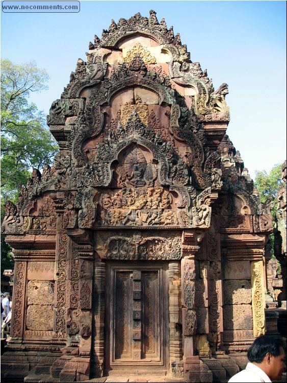 Citadel of Women Banteay Srei 2.jpg