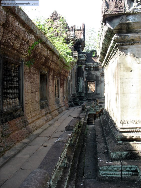Citadel of Women Banteay Srei 7.jpg