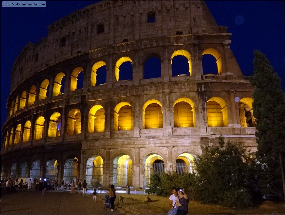Colosseum at night.JPG