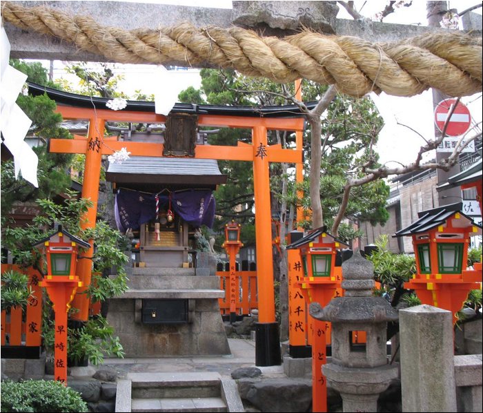 Kyoto Shinto Shrine.jpg