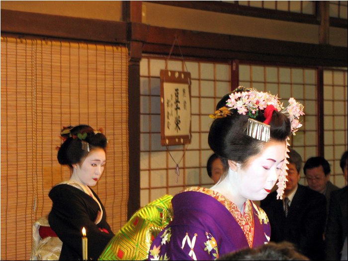 Maiko Tea ceremony 4.jpg