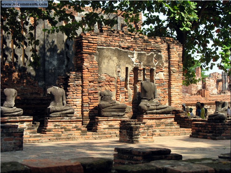 Ayutthaya - Buddha statues.jpg