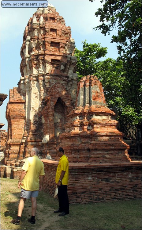 Ayutthaya - Chedis Cambodian stupa.jpg