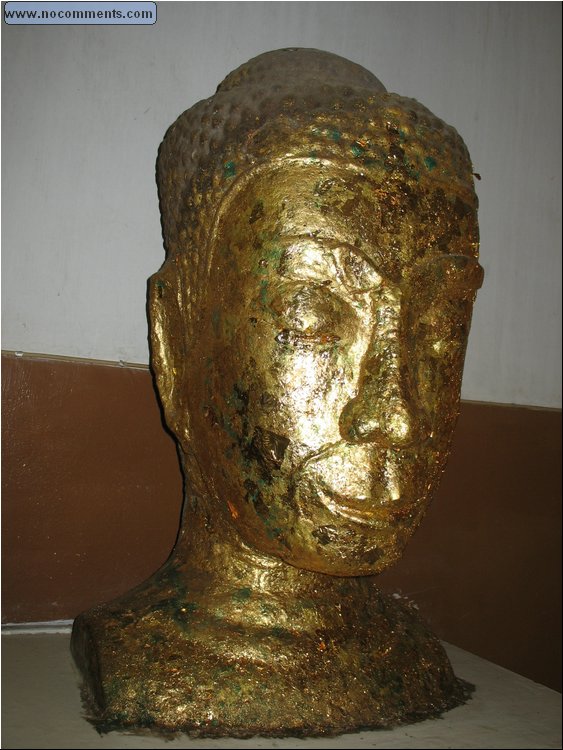 Ayutthaya - Goldleafed Buddha head 2.jpg