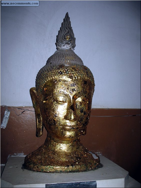 Ayutthaya - Goldleafed Buddha head 3.jpg