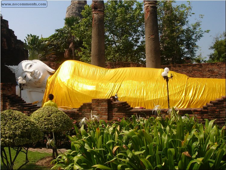 Ayutthaya - reclining Buddha - Wat Maha That.JPG